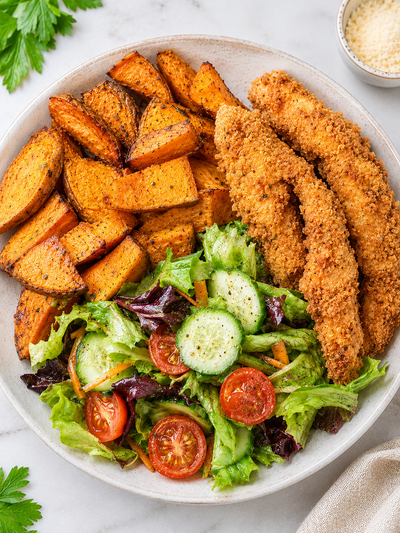 Nuggetsy z batatami i sałatką